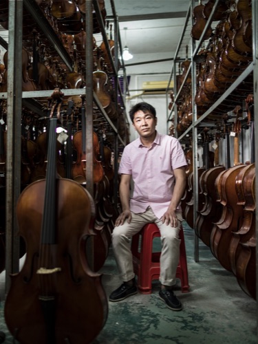 Shu-Wei Xiao, senior luthier at the workshop