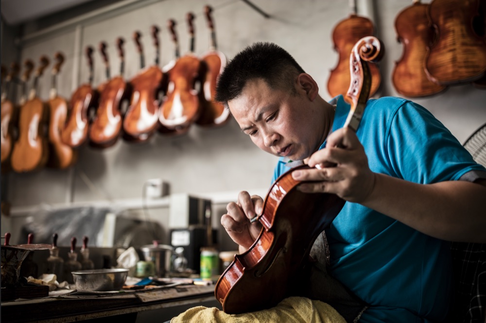 Traditional varnishing process at the Ming-Jiang Zhu Workshop